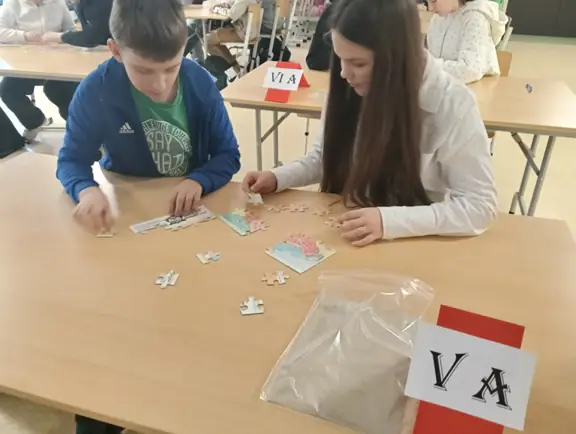 uczestnicy-konkursu-skladaja-puzzle-historyczne-jpg