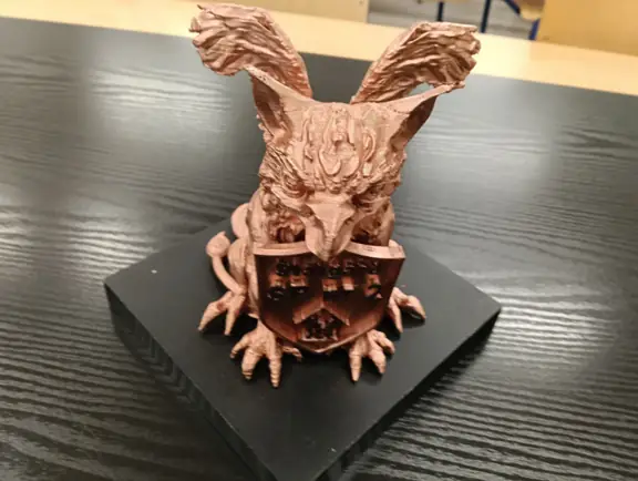 pomalowany-duzy-gryf-z-tarcza-szkoly-widok-z-przodu-jpg