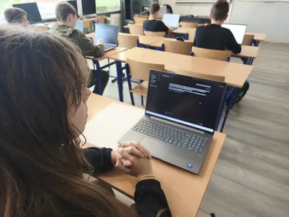 uczniowie-cwicza-konstruowanie-promptow-w-modelu-ai-jpg