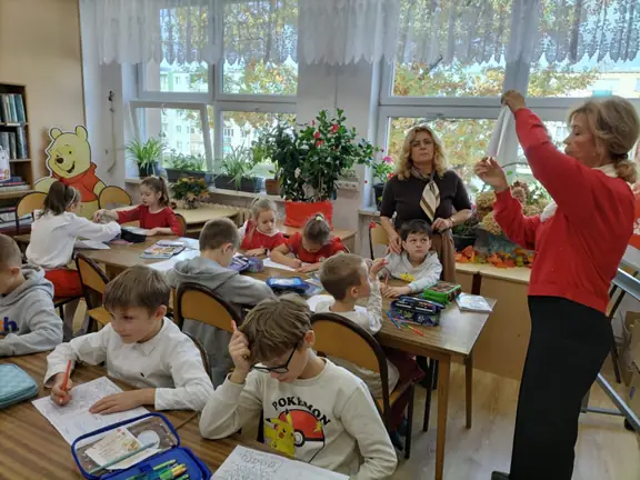 Uczniowie kl. IIb kolorują godło Polski.