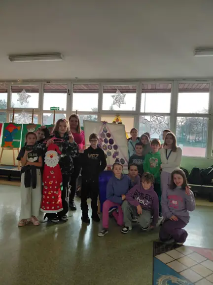 Uczniowie pozują przy choince