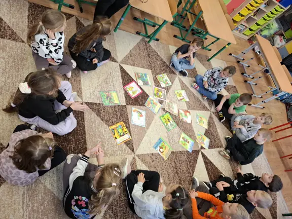 Dzieci z grupy 01 poznają książki z serii Franklin ...