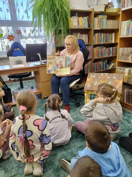 bibliotekarka-demonstruje-dzieciom-ilustracje-do-baki-jas-i-malgosia--jpg