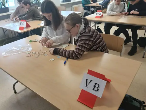 grupa-uczestnikow-uklada-puzzle-historyczne-jpg