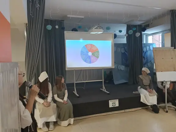 wybrana-grupa-uczestynikow-odpowiada-na-pytania-konkursowe-z-internetu-jpg