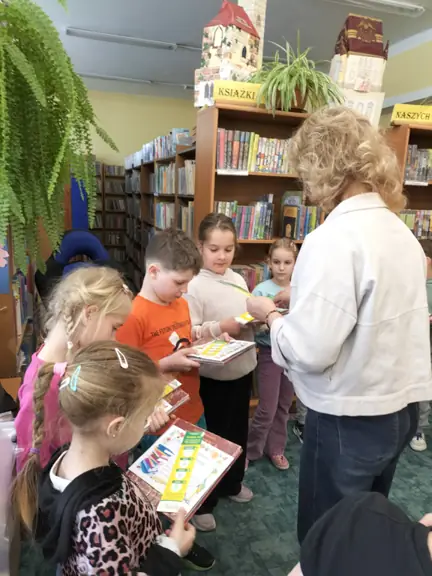 dzieci-z-kl--1a-dostaja-zakladki--jpg