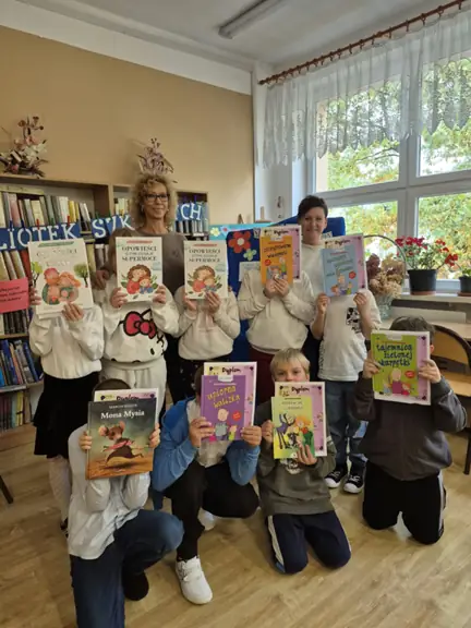 zwyciezcy-konkursu-z-dyplomami-i-nagrodami-ksiazkowymi1-jpg