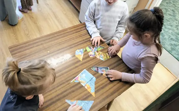 dziewczynki-z-grupy-01-ukladaja-puzzle-do-basni-mala-syrenka--jpg