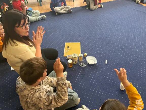uczniowie-poznaja-produkty-pszczele-jpeg