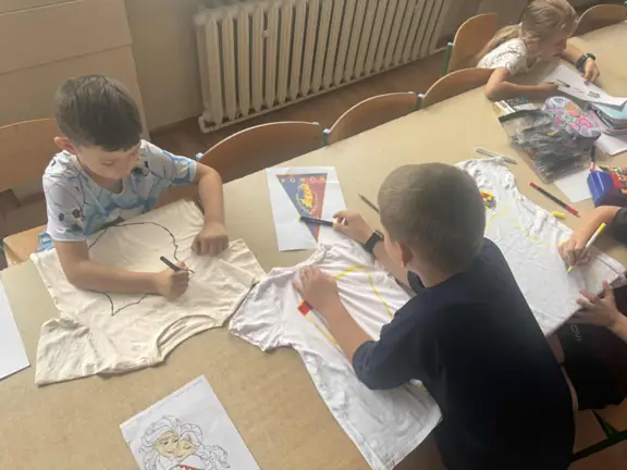 Uczniowie wykonują swoją koszulkę piłkarską