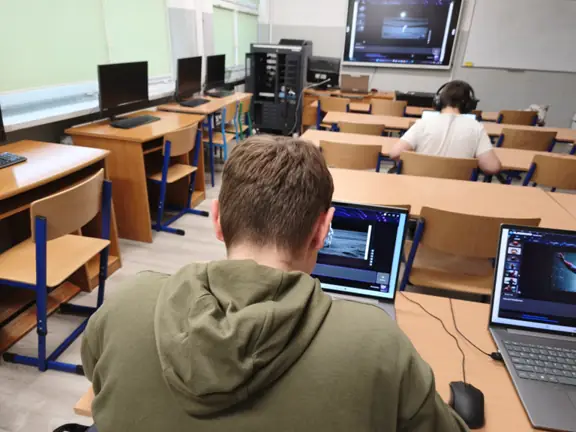 uczen-pracuje-z-programem-ai-playground-jpg