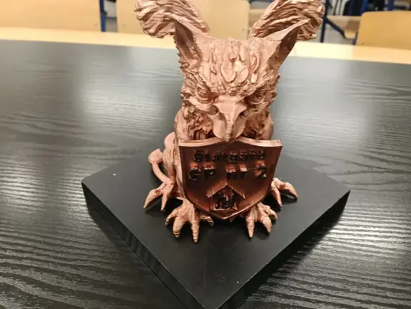 pomalowany-duzy-gryf-z-tarcza-szkoly-widok-z-przodu-zdjecie-2-jpg