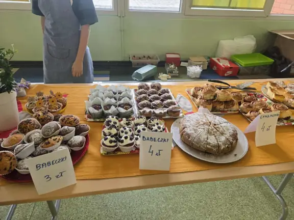 Szkolny Kiermasz dla Moniki Czerczak - zdjęcie 9