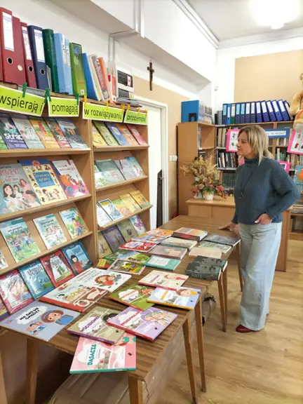 Pani Małgosia wychowawczyni kl. Ic ogląda książki na wystawie.