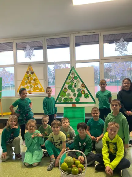 Uczniowie pozują przy choince