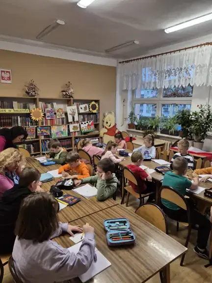 Uczniowie z kl. IIb wyszykują słowo tolerancja w wykreślance.