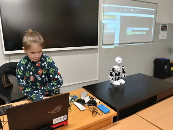 uczen-tworzy-kod-programu-dla-robota-jd-humanoid-w-srodowisku-blockly-jpg