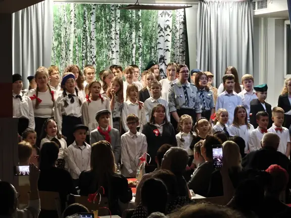 Zdjęcie grupowe uczniów biorących udział w spotkaniu