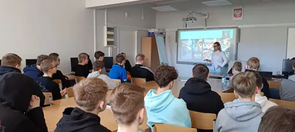 03--uczniowie-z-uwaga-sluchaja-pani-dietetyk-jpeg