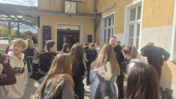 uczniowie przed budynkiem dworca kolejowego