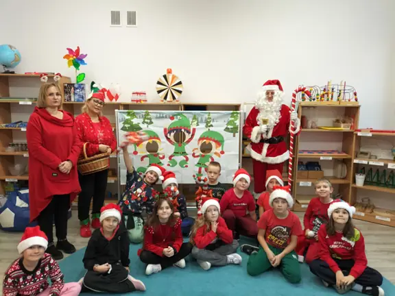 Pamiątkowe zdjęcie kl. IIa z Mikołajem.