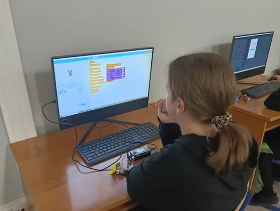 uczennica-testuje-diody-rgb-cyberpi-jpg