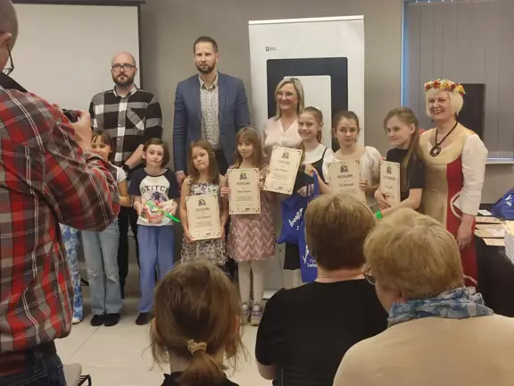 Grupa nagrodzonych osób wraz z organizatorami konkursu