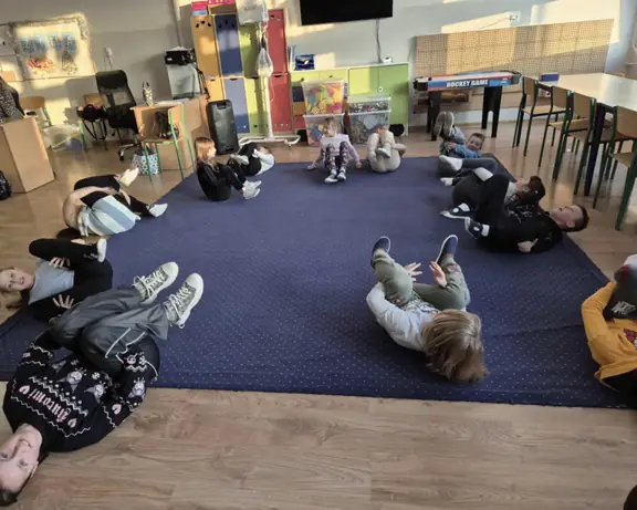 grupa-swietliczakow-uczestniczy-w-zabawie-ruchowej-jpeg