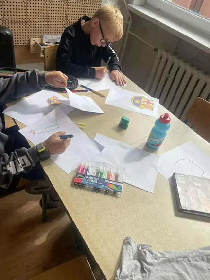 Uczniowie wykonują swoją koszulkę piłkarską