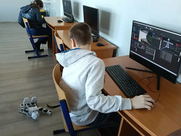 uczniowie-testuja-sterowanie-robotem-w-srodowisku-arc-jpg