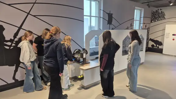 Uczniowie sprawdzają eksponat-maszynę oblężniczą