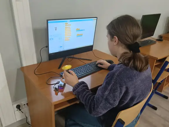 uczennica-steruje-silnikiem-w-mblock-jpg