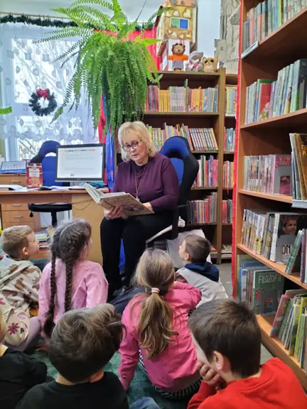 dzieci-sluchaja-czytanej-basni-krolewna-sniezka-i-siedmiu-krasnoludkow--jpg