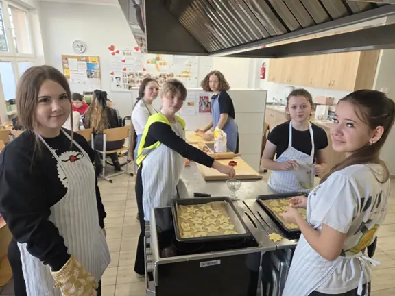 Uczniowie pieką ciasteczka