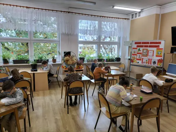 Uczestnicy konkursu w skupieniu wykonują zadania konkursowe.