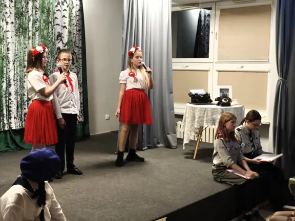 Uczniowie śpiewają na scenie