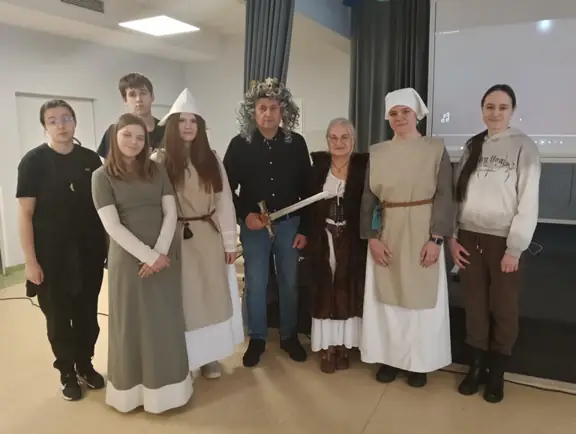 organizatorzy-konkursu-wraz-z-uczniami-z-klasy-8a-jpg