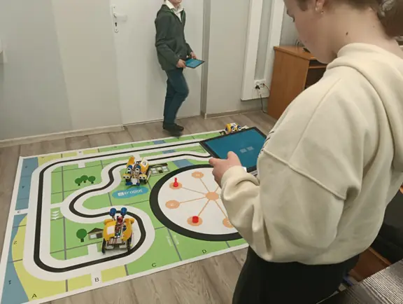 uczeniowie-steruja-robotem-skribot-jpg