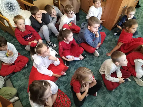 Uczniowie kl. IIb uczestniczą w zajeciach - 11 listopada - Narodowe Święto Niepodległości.