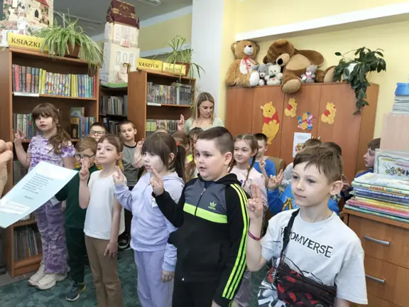 uczniowie-z-kl--1d-skladaja-przyrzeczenie--jpg