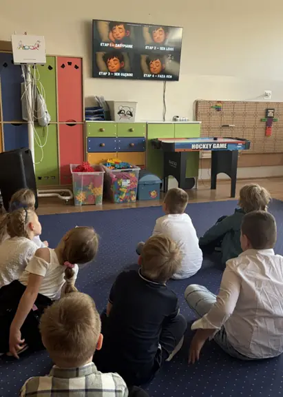 dzieci-ogladaja-filmik-edukacyjny-nt--higieny-snu-jpg