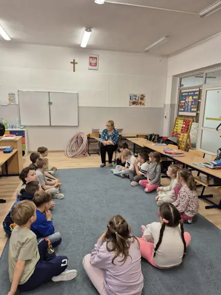 uczniowie-z-kl--1b-rozpoznaja-wierszyki-i-dodaja-zakonczenia-wersow--jpg