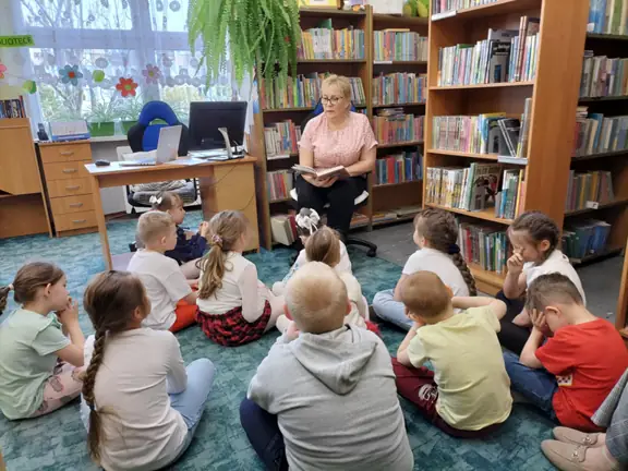 pani-bibliotekarka-czyta-dzieciom-basn-h-ch--andersena-piec-ziarenek-grochu--jpg