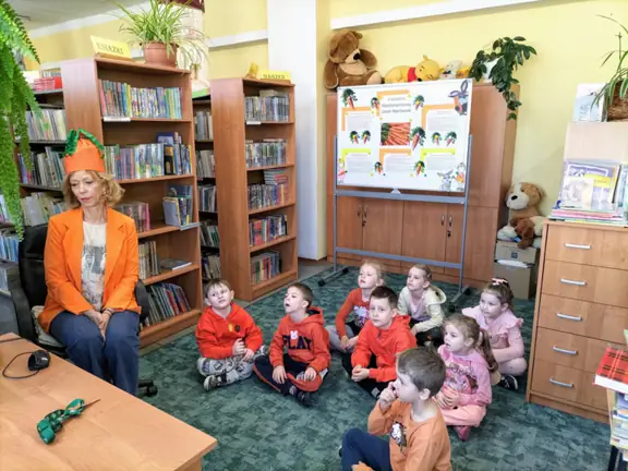 Dzieci z grupy 02 oglądają prezentację - Marchew warzywo młodości.