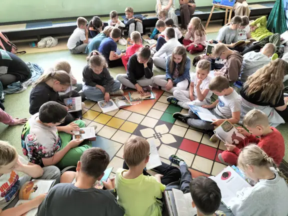 siedzac-w-kregach-klasowych-uczniowie-czytaja-ulubione-ksiazki--jpg
