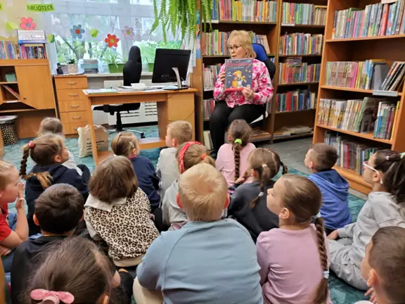 pani-bibliotekarka-pokazuje-dzieciom-ksiazeczke-tupcio-chrupcio--ja-sie-nie-boje-i-przedstawia-im-glownego-bohatera--jpg