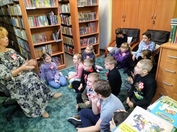 Po obejrzanym filmie dzieci rozmawiają z p. bibliotekarką.