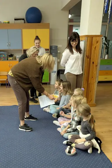 uczniowie są częstowani cytryną