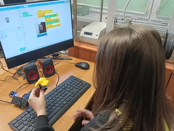 uczen-testuje-modul-ai-w-mblock-do-rozpoznawania-twarzy-jpg