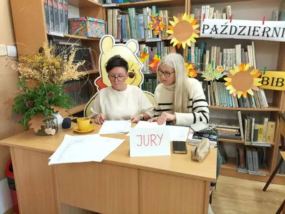 Jurorki sprawdzają poprawność wykonania zadań konkursowych.